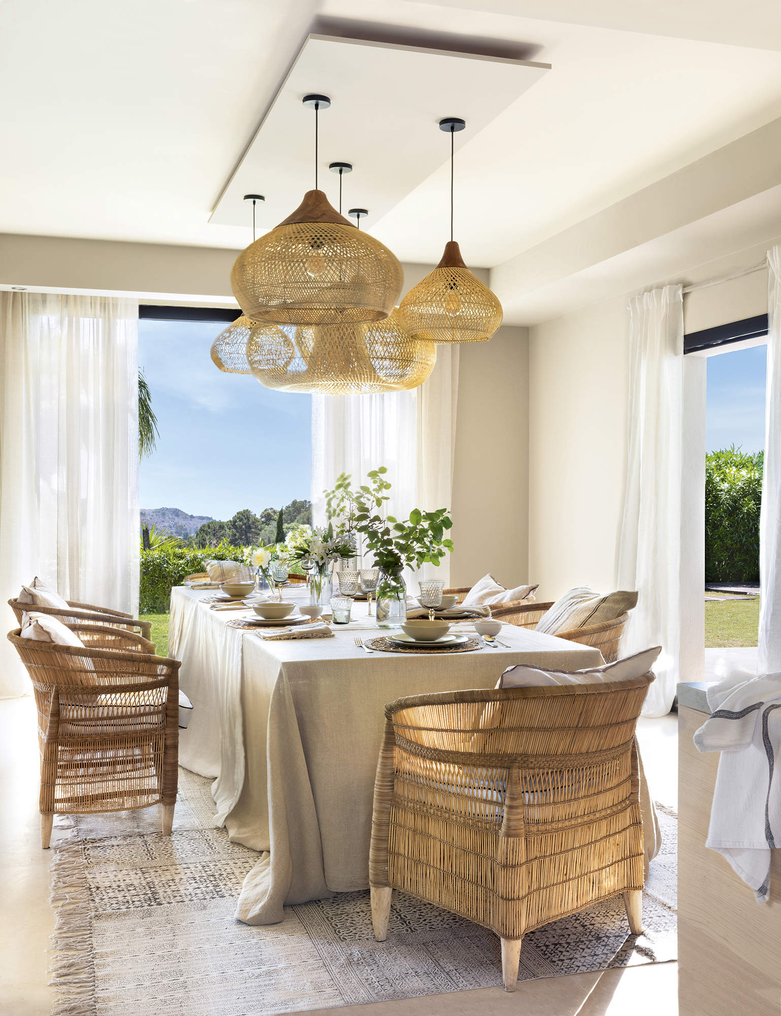 Salón comedor rústico elegante con butacas de fibra